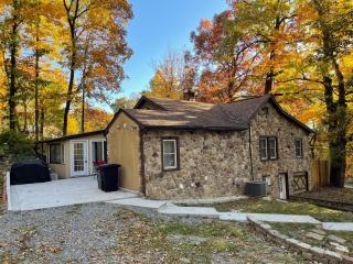 Entire Mountain Cottage Near Scenic Hiking Trails - - 0