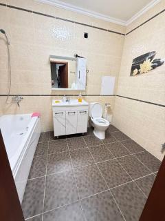Огромные апартаменты у центра с 2 ванными комнатами - Almaty - 1