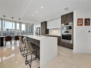 Waterfront Condo with Stunning Miami Bay - Miami - 3