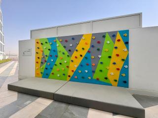 Dubai Studio Retreat Pool, Gym, Balcony & Queen Bed for Two - 1