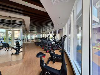 Dubai Studio Retreat Pool, Gym, Balcony & Queen Bed for Two - 6