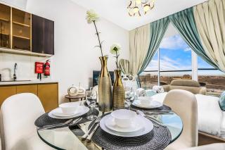 Dubai Studio Retreat Pool, Gym, Balcony & Queen Bed for Two - 8