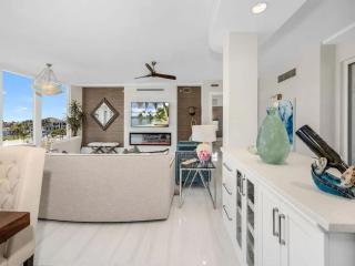 Spacious Waterfront Retreat with Gulf Views - Naples - 4