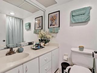 Spacious Condo with Water Views in Sunny Isles - Sunny Isles Beach - 3