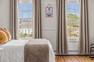 Sunny Historic 3 BR Townhouse in Downtown Mystic - Stonington - 0