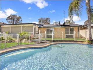 Spacious 6BR Retreat in Kellyville with Pool - Kellyville - 0