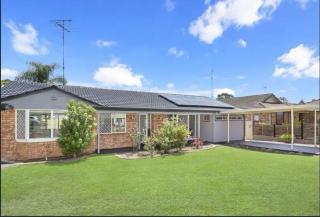 Spacious 6BR Retreat in Kellyville with Pool - Kellyville - 9