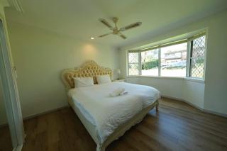 Spacious 6BR Retreat in Kellyville with Pool - Kellyville - 2