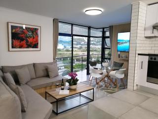 Beach Apartment with magical Mountain and Sea views - Kaapstad - 0