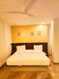Sky Hotel - Garudeshwar - 8