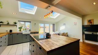 Spacious & Bright 3Bedroom Home-Sleeps7-Parking - Bristol - 0