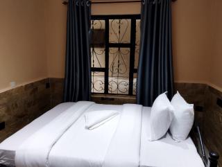 Moonshine hotel - - 9