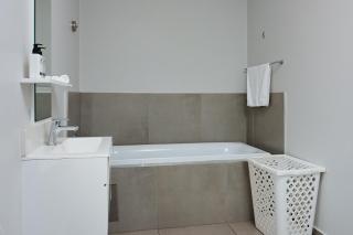 Elegant 1 Bed Apartment 5G Wi-fi Netflix Inverter - Johannesburg - 4