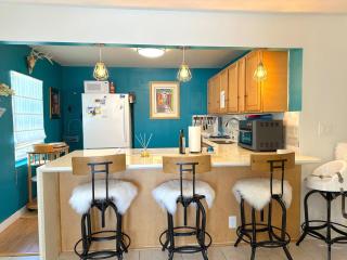 Beach Glam Abode - King Bed, BBQ, Beach Gear - 5