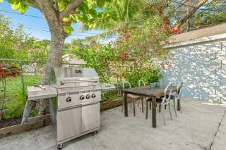 Beach Glam Abode - King Bed, BBQ, Beach Gear - West Palm Beach - 4