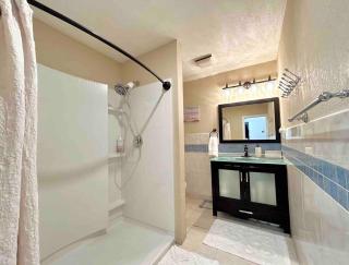 Beach Glam Abode - King Bed, BBQ, Beach Gear - West Palm Beach - 2