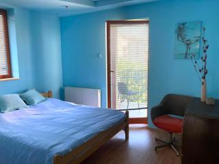 Artists Inn, large 2 bed duplex apartment, parking - - 9
