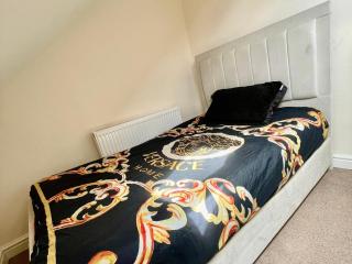 LuxeStay Rooms - Double Room close to Old Trafford, City Centre - 9
