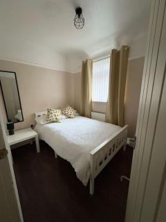 7 Bed Home - 1 minute walk to Anfield Stadium! - 3