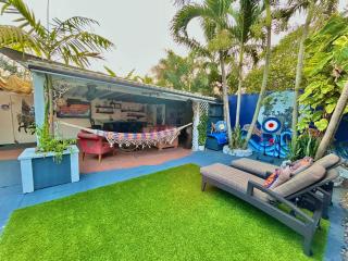 Artistic Retreat, King Suite with Private Balcony! - Delray Beach - 0