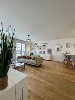 Coté Paname large 2 bedroom apartment with parking space - Clichy - 0