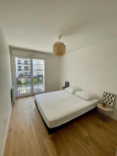 Coté Paname large 2 bedroom apartment with parking space - Clichy - 1