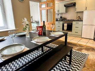 Bourne Cottage - Elegant 3-Bedroom Retreat, Sleeps for 7 Guests, Pet-Friendly, Xbox Series S & Games - Castleton - 8