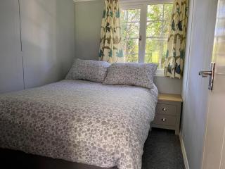 Delightful 2 bed chalet in large garden - 1