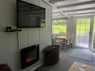 Delightful 2 bed chalet in large garden - 4