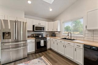 4BD Home | 3min to UND | Cozy Yard | Pingpong - South Bend - 1