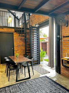 Kurie Redbrick House - 4