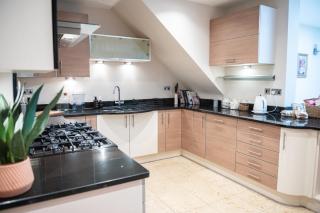 Boutique Retreat with Rooftop Hot tub and Four poster bed - Southampton - 6