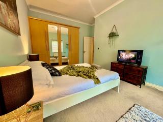 5 bedroom house - Pool table - Contractors - Crew - Colchester - 1