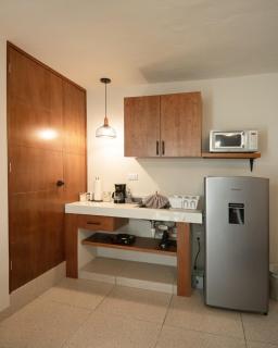 Quaint! Ample 4 BR 4Bathroom, Pool, Wifi, one block from Park Alemán - Mérida - 6