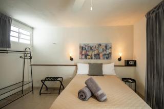 Quaint! Ample 4 BR 4Bathroom, Pool, Wifi, one block from Park Alemán - Mérida - 8