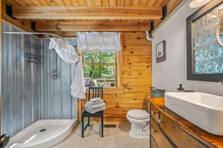 Mallard Creek Cabin - Firepit - Kitchenette - Large Deck - Gas Grill - 8