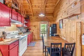 Mallard Creek Cabin - Firepit - Kitchenette - Large Deck - Gas Grill - Berkeley Springs - 3