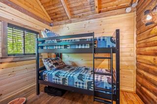 Mallard Creek Cabin - Firepit - Kitchenette - Large Deck - Gas Grill - Berkeley Springs - 1