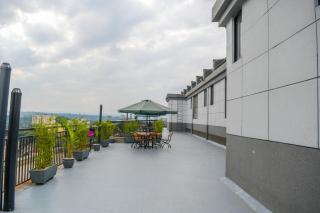 comfort three bedroom apartment with servant quarter, gym ,children play area ,rooftop football pitch, coffee house, restaurants, garden and amazing scenic views in kileleshwa - Nairobi - 3