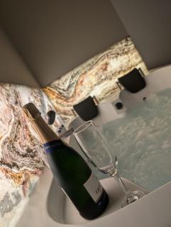 Suite avec jacuzzi privatif - 0