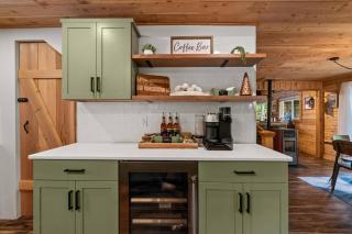 Riverfront Luxury Cabin-Hot Tub-EV-Deluxe Kitchen - 1