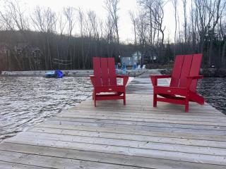 Waterfront cottage with hot tub & private beach in Muskokas - - 0