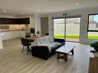 Modern & Accessible 4BR Home - Werribee - 0