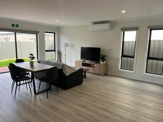 Modern & Accessible 4BR Home - Werribee - 2