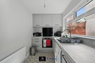 2 Bed House By Boyeilles Apartments Short Lets & Serviced Accommodation Belfast With Pool Table & Free Parking - 5