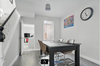 2 Bed House By Boyeilles Apartments Short Lets & Serviced Accommodation Belfast With Pool Table & Free Parking - 3