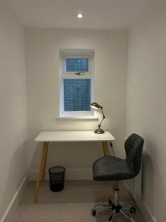 Bright Coastal Seafront Escape - Worthing - 7