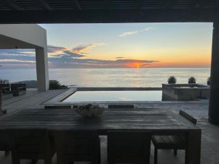 Modern Getaway in a Surfing Paradise - - 6
