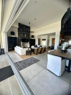 Modern Getaway in a Surfing Paradise - - 5