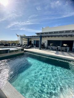 Modern Getaway in a Surfing Paradise - - 0